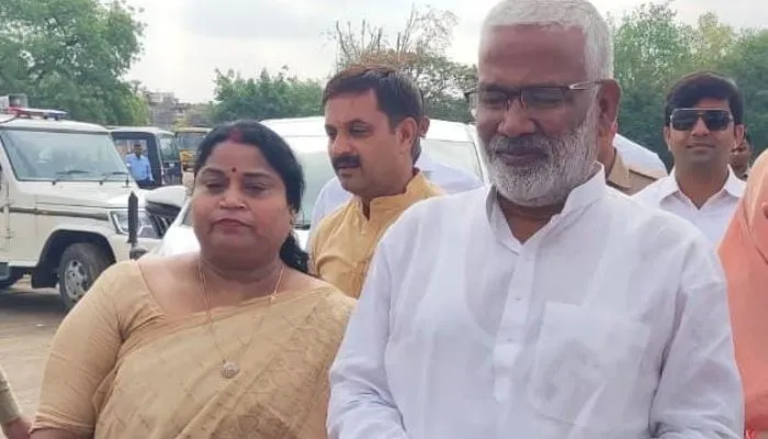 Jalaun Nikay Chunav 2023: जल शक्ति मंत्री स्वतंत्र देव व कांग्रेस के प्रदेश अध्यक्ष बृजलाल खाबरी ने किया मतदान