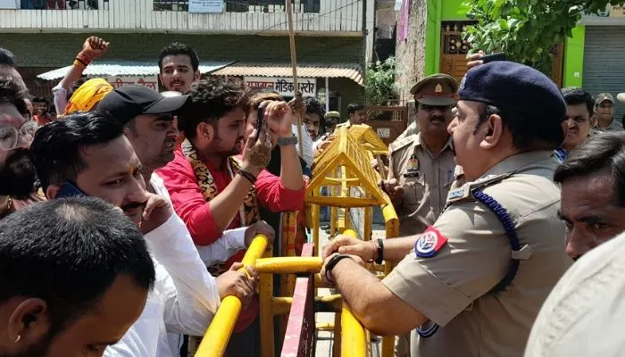 Jalaun News : कांग्रेस दफ्तर के बाहर से खदेड़े गए बजरंगी, पुलिस से हुई नोंकझोंक, पुलिस फोर्स तैनात रहा