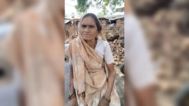 Jalaun: अरे साहब मैं तो जिंदा हूं, मुझे मृत दिखाकर, रोक दी पेंशन, 70 साल की विधवा लगा रही अधिकारियों के चक्कर