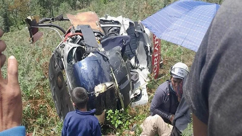 Helicopter crash: नेपाल में हेलिकॉप्टर दुर्घटनाग्रस्त, तीन लोग घायल, पायलट की हालत गंभीर