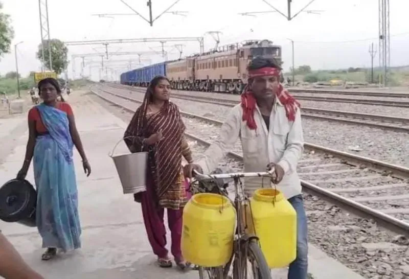 प्रयागराज : पाठा में सूखे पड़े हैंडपंप, पानी के लिए हाहाकार, डिब्बा बाल्टी लेकर भटक रहे कोसों दूर