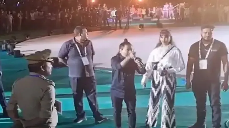 खेलो इंडिया यूनिवर्सिटी गेम्स के उद्घाटन के दौरान भड़के सिंगर कैलाश खेर, कहा- होशियारी दिखा रहे हो, तमीज सीखो...