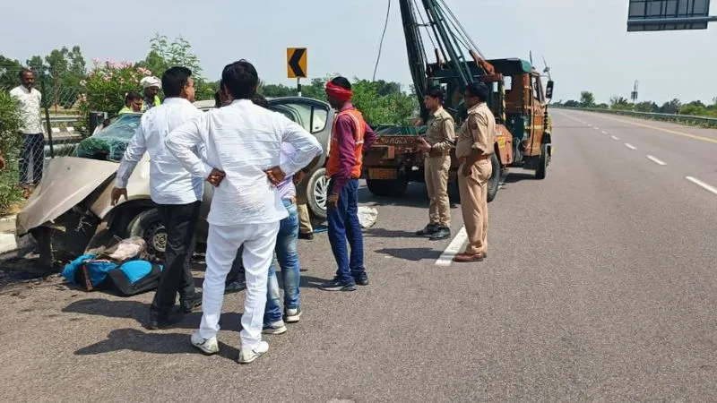 Kannauj News : आगरा-लखनऊ एक्सप्रेस वे पर भीषण हादसा, कार डिवाइडर से टकराई, तीन की मौत व चार घायल
