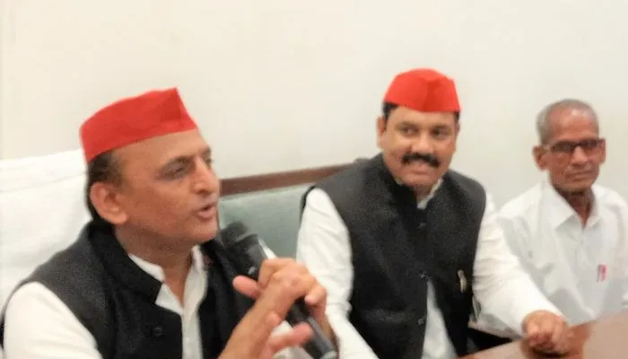 UP Nikay Chunav 2023: Kannauj में सपा सुप्रीमो अखिलेश यादव बोले- लोकतंत्र को व्हीलचेयर पर ला रही भाजपा