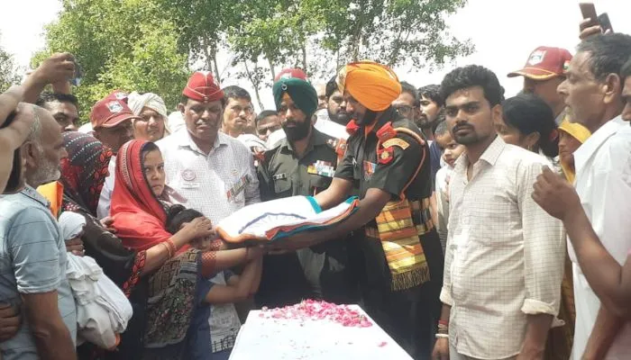 Kannauj: शहीद की अंतिम विदाई में नहीं पहुंचा कोई जनप्रतिनिधि, जम्मू के नागरौटा में तैनात जवान बर्फ में दबने से हुआ था घायल