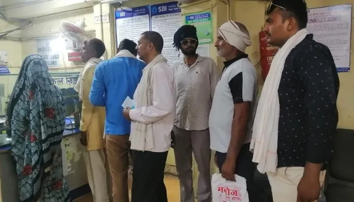 2000 Note Update News: Kanpur Dehat में बैंकों में दो हजार के नोट बदलने-जमा करने को लगी कतार, धक्का-मुक्की हुई