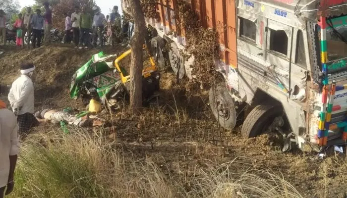 Road Accident In Kanpur : घाटमपुर में ट्रक की टक्कर से ऑटो के उड़े परखच्चे, दो की मौत व पांच घायल