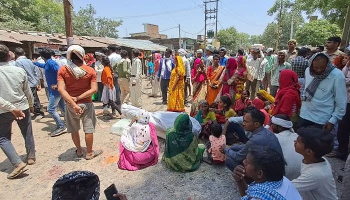 Kanpur Dehat: ट्रक की चपेट में आकर हुई थी मौत, परिजनों ने शव रखकर लगाया जाम, राज्यमंत्री प्रतिभा शुक्ला पहुंचीं