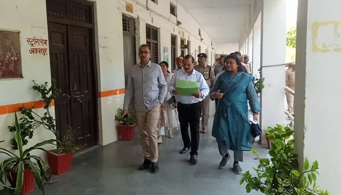 UP Nikay Chunav 2023 : Kanpur Dehat के संवेदनशील मतदान केंद्रों का प्रेक्षक व डीएम ने किया निरीक्षण