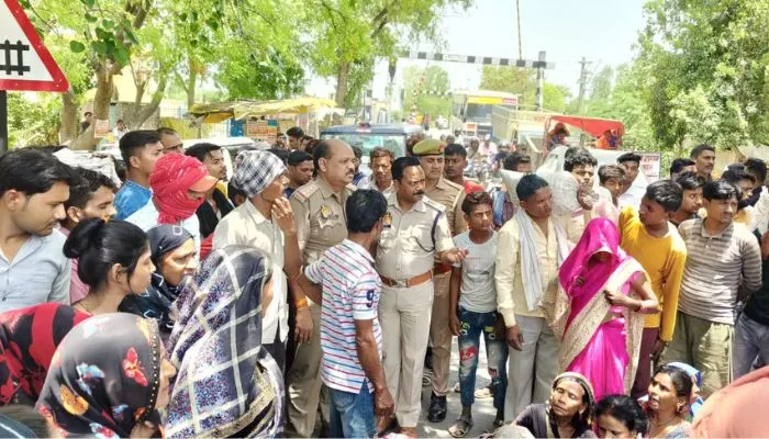 Kanpur Dehat Accident : डंपर की टक्कर से बाइक सवार की मौत, ग्रामीणों ने सड़क की जाम, कई थानों का फोर्स पहुंचा