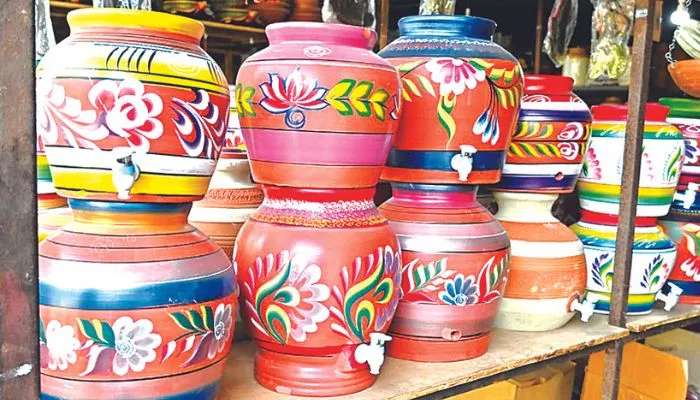 कलकत्ता से आए Kanpur और फैलाया UP में घड़ों का कारोबार, दिल को सुकून देकर प्यास बुझा रहे रंग बिरंगे घड़े 