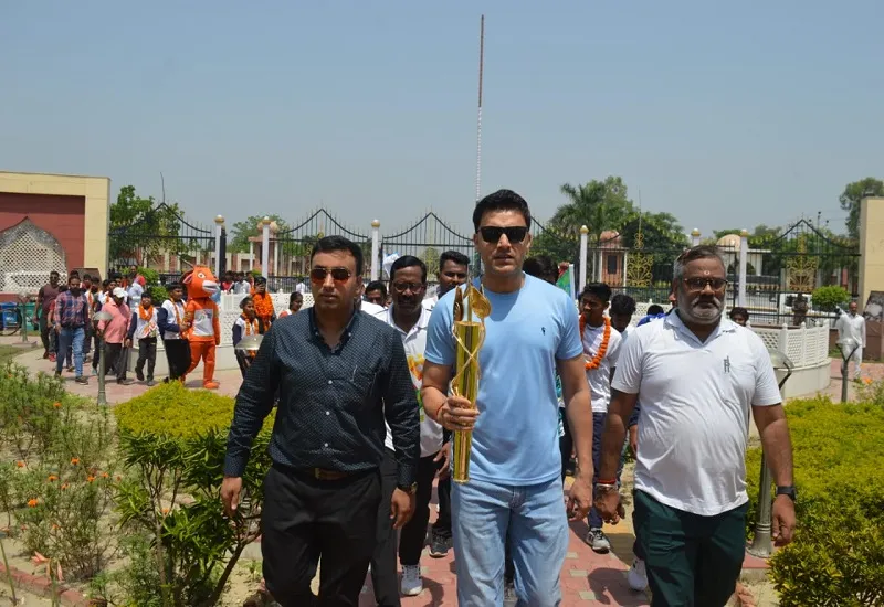 रामपुर पहुंची खेलो इंडिया यूनिवर्सिटी की मशाल, गांधी समाधि पर पुष्प अर्पित कर युवाओं ने किया स्वागत 