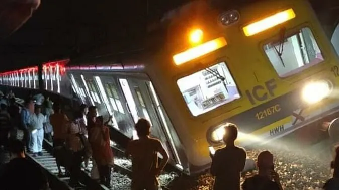 पश्चिम बंगाल: मालगाड़ी से टकराने के बाद पटरी से उतरी लोकल ट्रेन, मचा हड़कंप