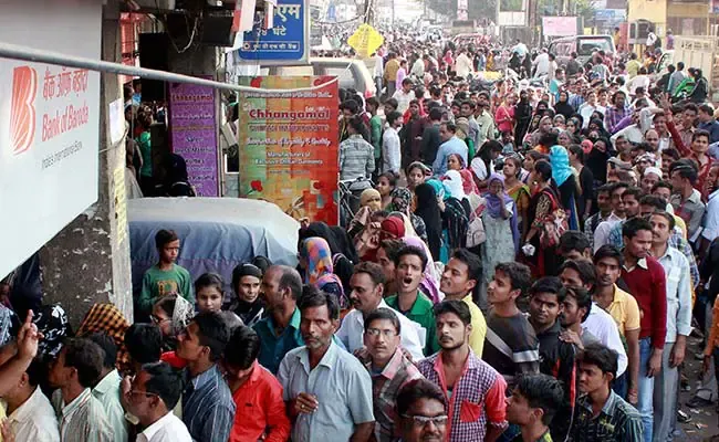 बदायूं: बैंकों में दो-दो हजार के नोट जमा करने को उमड़ी लोगों की भीड़
