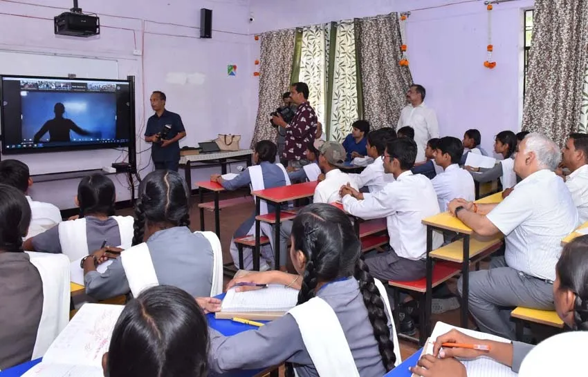 यूपी में ग्रामीण क्षेत्र के बच्चों के लिए आनलाइन मुफ्त शिक्षा शुरू, बच्चों के बीच में स्टूडेंड की तरह बैठे नजर आये मुख्य सचिव 