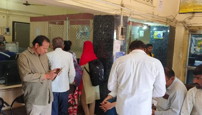 2000 Note Update News: Mahoba में नोट बदलने के लिए ग्राहकों की लगी भीड़, जानें- उपभोक्ताओं को क्यो हो रही दिक्कत