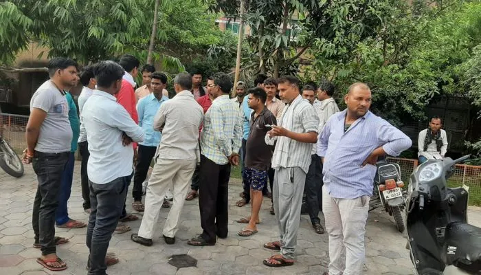 Mahoba Accident: बाइक विद्युत पोल से टकराई, दो की मौत, तीसरे की हालत नाजुक, पार्टी मना कर बाइक से लौट रहे थे घर