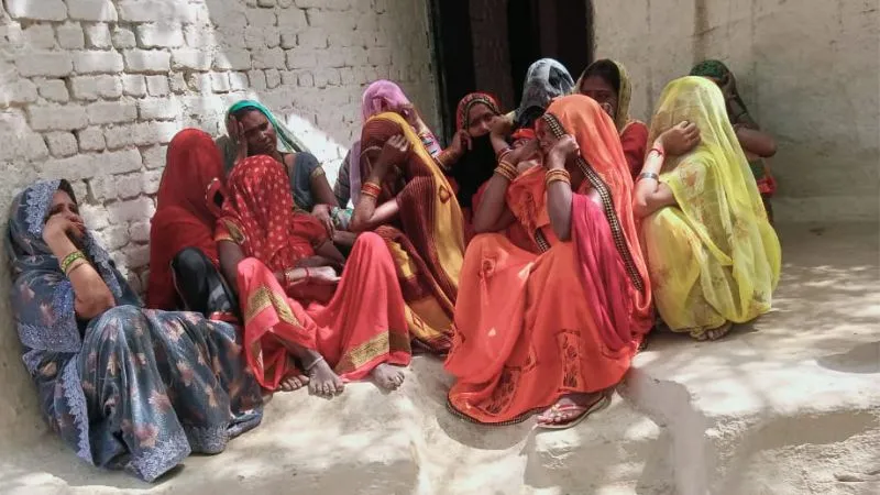 Mahoba Murder : पति ने पत्नी को कुल्हाड़ी से काटा, चिल्लाते रहे दोनों जुड़वा बच्चे, आरोपी मौके से हो गया फरार