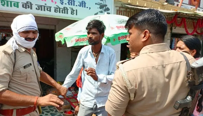 Mahoba : रोडवेज में युवक ने काटा हंगामा, मना करने पर पत्नी को भी पीटा, एक घंटे तक चलता रहा हाई वोल्टेज ड्रामा