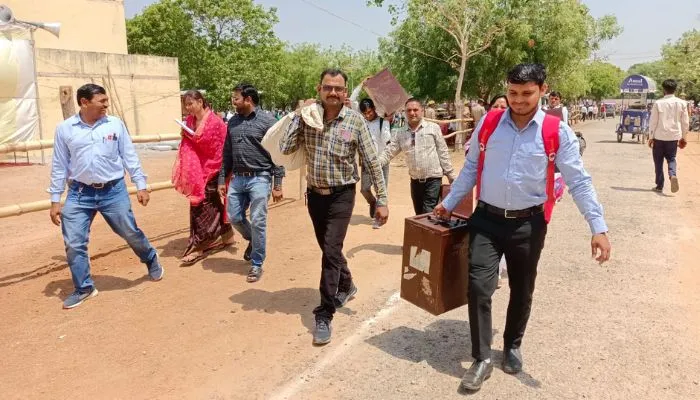 Mahoba: कड़ी सुरक्षा व्यवस्था के बीच पोलिंग पार्टियां रवाना, चुनाव ड्यूटी में जाने के लिए पहुंच गए कर्मी