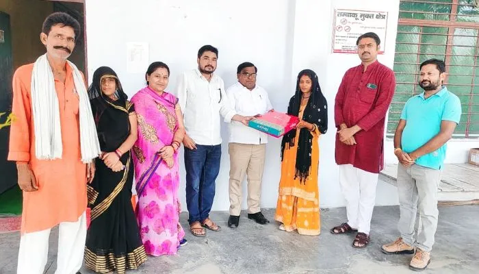 Mahoba News : भांवरे पड़ते समय कॉलेज से आई सूचना, फिर विवाह की रस्में छोड़कर परीक्षा देने पहुंची दुल्हन