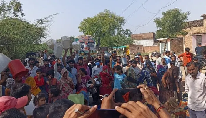Mahoba: पेयजल संकट को लेकर ग्रामीणों ने चरखारी मार्ग किया जाम, दो घंटे फंसे रहे वाहन, खाली बर्तन लेकर किया प्रदर्शन