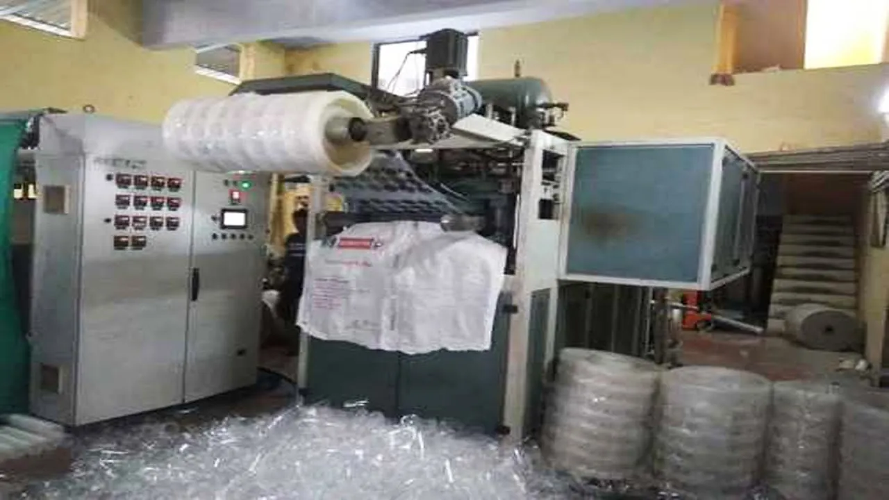 रुद्रपुर: प्रतिबंधित प्लास्टिक के गिलास बनाने की फैक्ट्री पर कसा शिकंजा