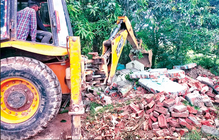 खटीमा: सरकारी जमीन पर बनी मजार को किया ध्वस्त