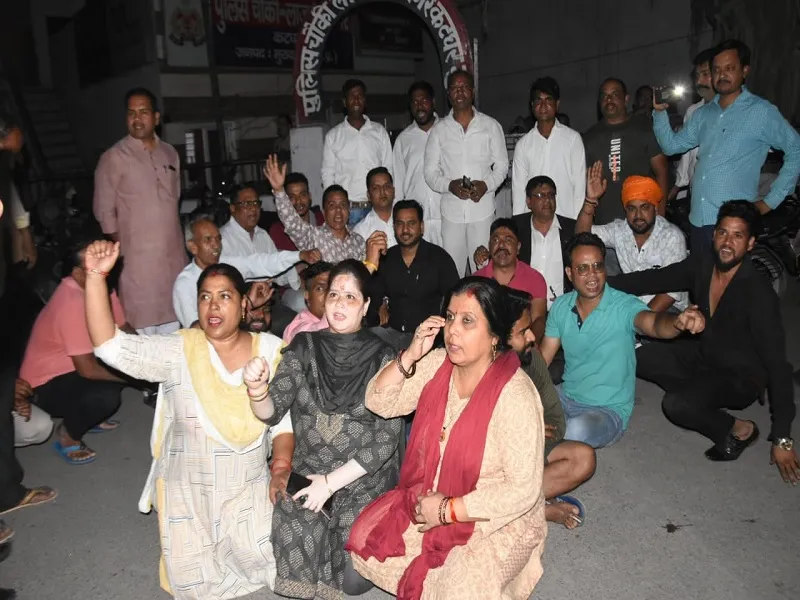 मुरादाबाद : चालान काटने पर भड़के भाजपाई, लाजपतनगर चौकी पर दिया धरना