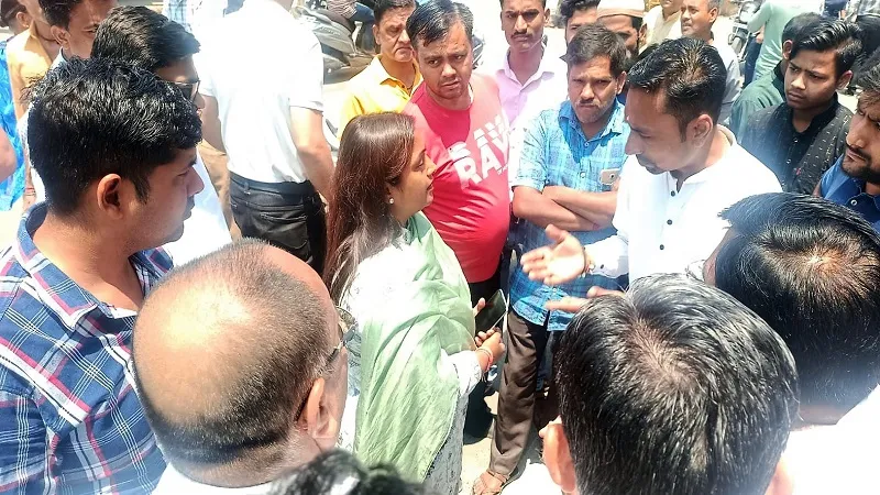 मुरादाबाद : सूची से नाम गायब होने पर लोगों ने किया हंगामा, बूथ पर भाजपाइयों ने बीएलओ का किया घेराव