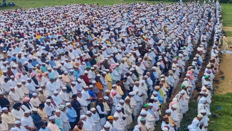 मुरादाबाद : कोरबाकू गांव में आंसुओं के सैलाब में दफन किए आठ शव, कब्रिस्तान में उमड़ी भीड़