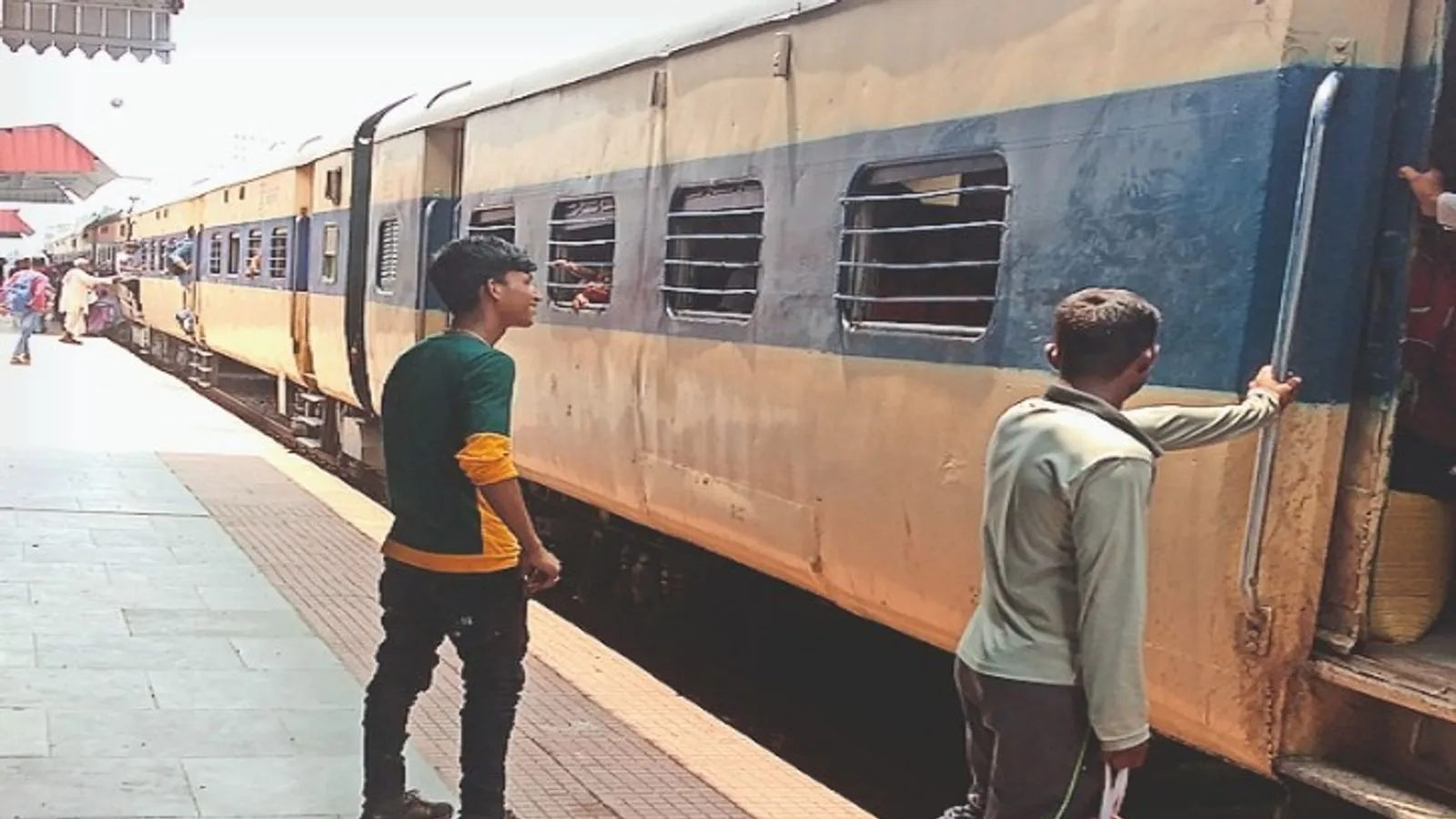 बक्सर संसदीय क्षेत्र के प्रमुख रेलवे स्टेशनों पर कई ट्रेनों के ठहराव की मंजूरी 