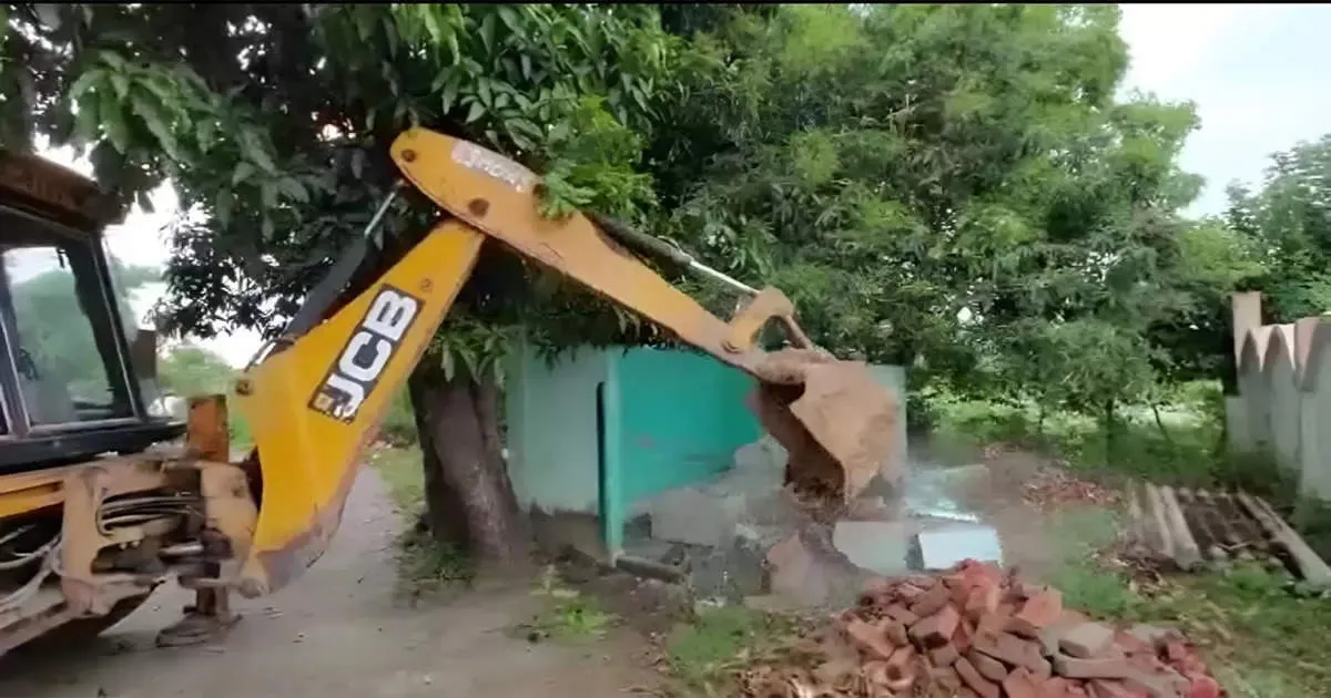 हरिद्वार: ज्वालापुर में भारी विरोध के बीच चंदन वाली मजार को किया ध्वस्त