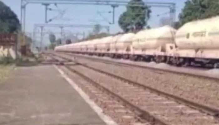  Kannauj News: चुंबक बनाने को बच्चों ने ट्रैक पर रखे थे सिक्के, कालिंदी के पहिये में चिपक गए, फिर हुआ ये