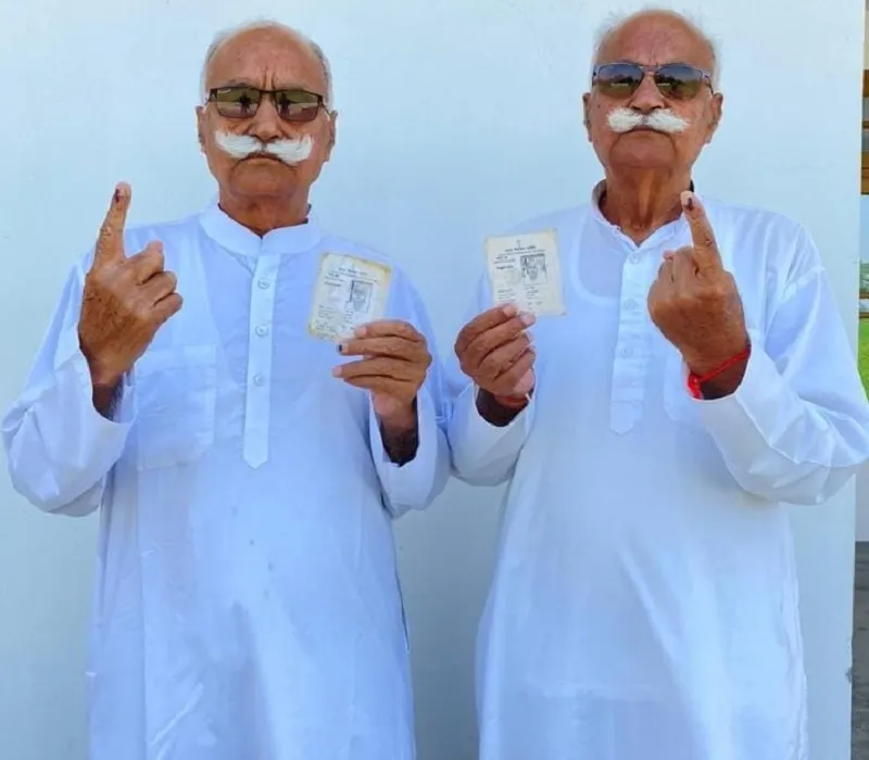 UP Bye-election : उपचुनाव में अतर-चतर सिंह को देख चकराए मतदानकर्मी, वेशभूषा और अंदाज ने खींचा सबका ध्यान