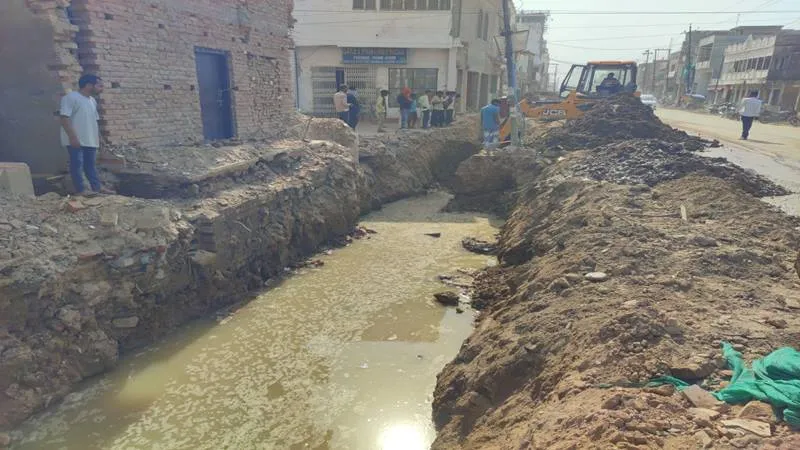 अयोध्या: मुख्य सचिव के जाते ही रामपथ पर फिर गहराया जलापूर्ति संकट, अंगूरीबाग, तेलीटोला समेत गौरा पट्टी में लोग परेशान