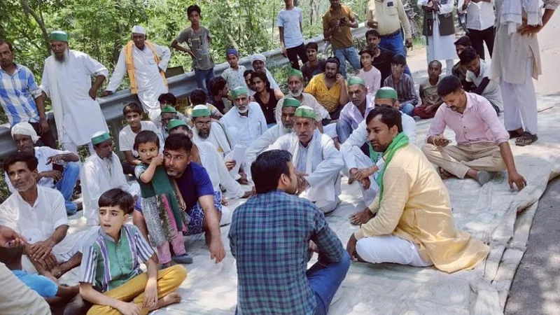 रामपुर: पुलिस के रवैये पर भड़के किसान, सैदनगर चौकी का घेराव