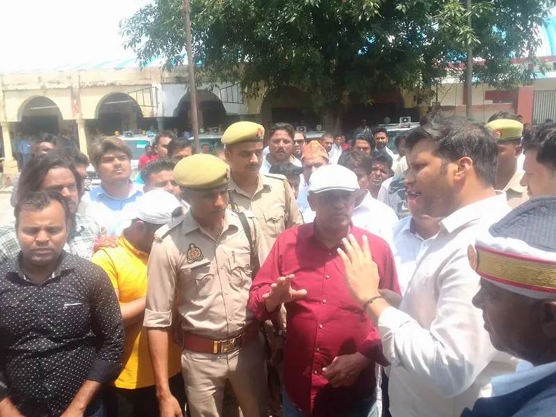 रामपुर : मतगणना में पिछड़ने पर भड़के भाजपा प्रत्याशी के पति, प्रशासन पर लगाया बेईमानी का आरोप