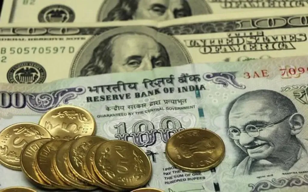 शुरुआती कारोबार में अमेरिकी डॉलर के मुकाबले रुपया 14 पैसे टूटकर 82.76 पर 