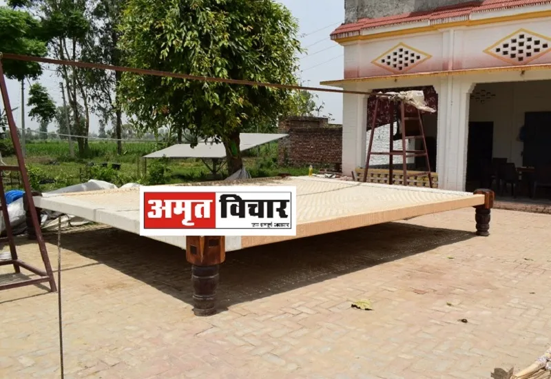 गजब! संभल के एक गांव में ऐसा पलंग जिस पर सो सकते हैं 60 लोग