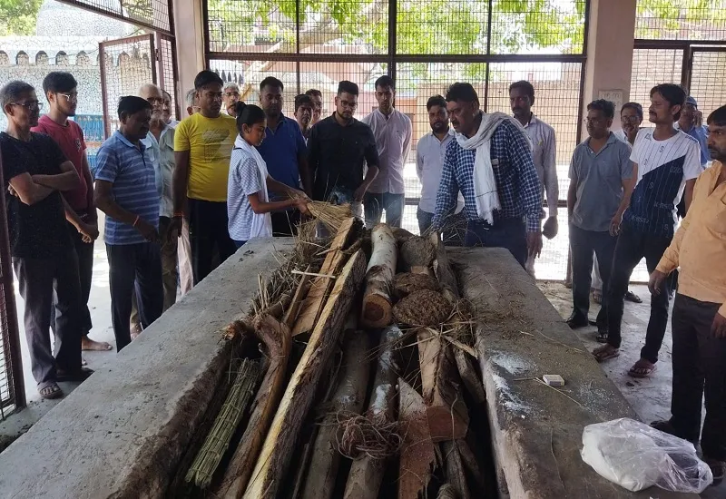 निभाया फर्ज :  बेटी ने पिता को दी मुखाग्नि, आवास विकास कालोनी का मामला