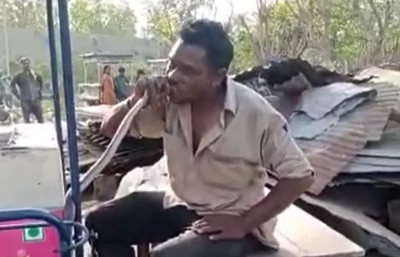 हल्द्वानी: बौखलाहट में सांप को पकड़ चबा गया शख्स, देखें वीडियो