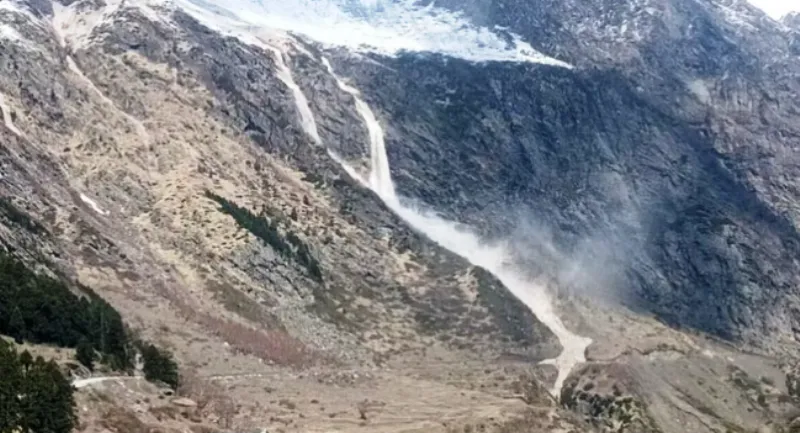 पिथौरागढ़: लौखुंग नाले में ग्लेशियर टूटा, लोगों ने भागकर बचाई जान