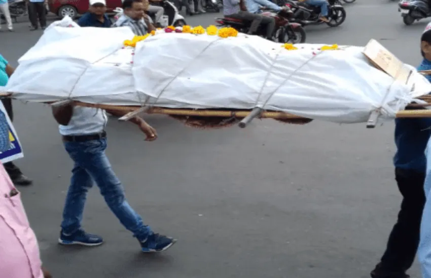 खटीमा: अभिभावकों ने निकाली निजी स्कूल प्रबंधन के पुतले की शव यात्रा