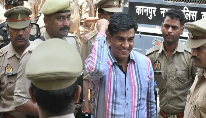 महाराजगंज जेल में बंद SP MLA Irfan Solanki पहुंचे कानपुर कोर्ट, हाथ हिलाया और मुस्कराकर बोले- जीत हमारी ही होगी