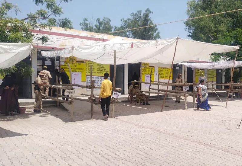 UP Bye-election : स्वार में 44.95 प्रतिशत मतदान, सूने रहे बूथ 