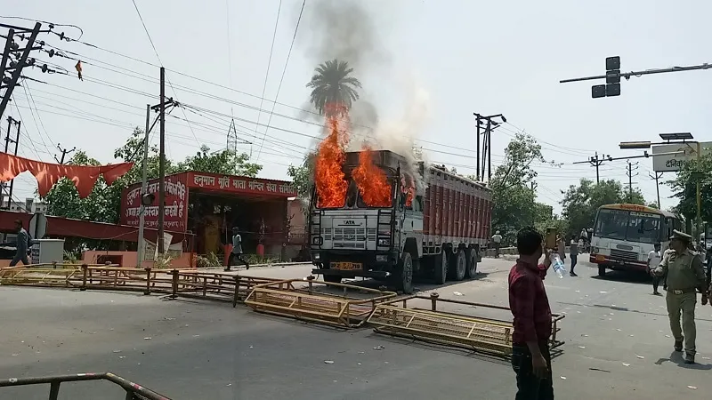 मुरादाबाद : महिला की मौत से गुस्साए लोगों ने फूंका ट्रक, चालक को पीटा  