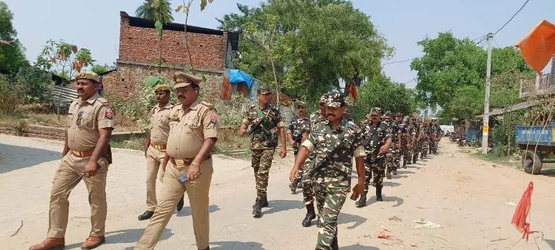 संत कबीर नगर : अर्द्धसैनिक बल के जवानों के साथ स्थानीय पुलिस ने भी किया एरिया फ्लैग मार्च