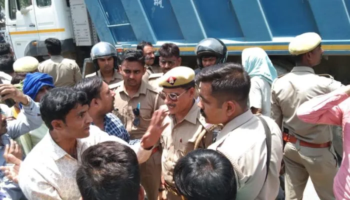 Unnao News : हादसे में महिला की हुई थी मौत, परिजनों ने रोड की जाम, पुलिस ने कार्रवाई का भरोसा देकर कराया शांत