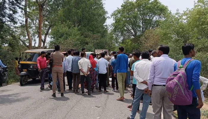 Unnao Accident : पिकअप की टक्कर से बाइक सवार मां-बेटे की मौत, देवर जख्मी, परिजनों में मची चीख-पुकार